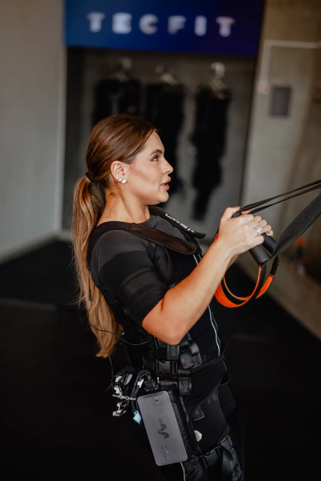 Mulher realizando exercícios no studio Tecfit